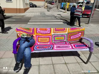 Mujeres mayores salmantinas ‘ganchillean’ el mobiliario urbano de la ciudad