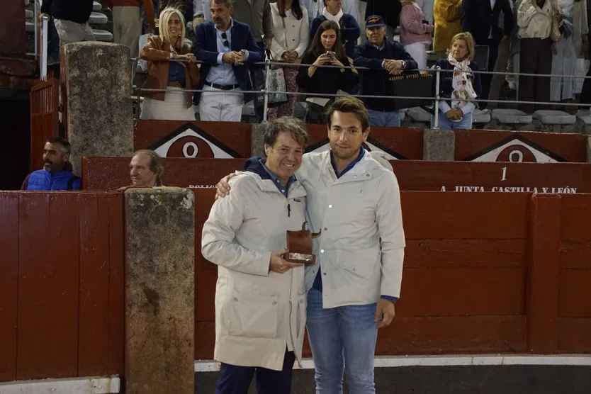 Justo Hernández recogiendo trofeo al toro más bravo de la corrida concurso con