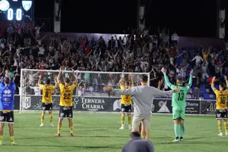 Los jugadores de Unionistas y la afición realizan el cántico final postpartido | FOTO JUANES