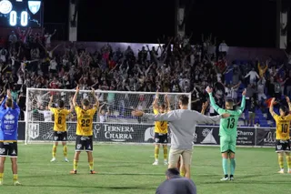 Los jugadores de Unionistas y la afición realizan el cántico final postpartido | FOTO JUANES