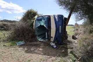 Vuelco de un autobús del Imserso en Mallorca. Foto de Isaac Buj | EP