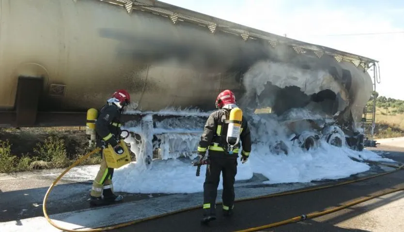 Incendio de un camión en El Bodón. Foto: ICAL 