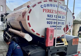 Camión suministrando energía de Combustibles Pérez Santiago