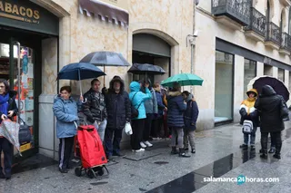 Colas para apuntarse a la cabalgata de reyes (2)