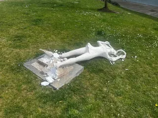 Estatua de la tenista destrozada por un acto vandálico en Carbajosa de la Sagrada. Foto Ayuntamiento de Carbajosa de la Sagrada