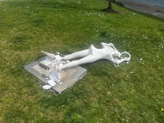 Estatua de la tenista destrozada por un acto vandálico en Carbajosa de la Sagrada. Foto Ayuntamiento de Carbajosa de la Sagrada