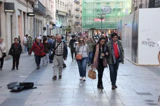 Gente paseando por las calles de Salamanca