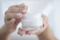 La AEDV lanza una campaña para prevenir el cáncer de piel durante el verano