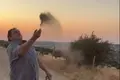Miguel en el momento de lanzar la tierra al cielo. 