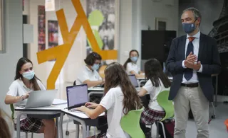 Profesor y niños en clase. Foto Infosalus