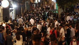 Foto de archivo de agentes de Policía Local y Nacional en la calle Varillas