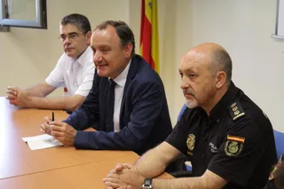 Visita del subdelegado del Gobierno a los agentes en prácticas