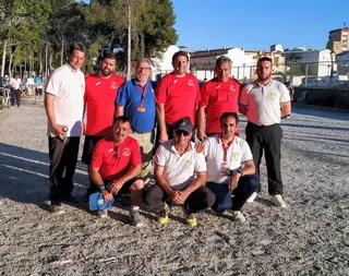 Nuestros jugadores con los rivales de octavos y campeones de la competición