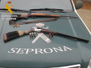 Guardia Civil intercepta a un cazador furtivo. Foto de archivo