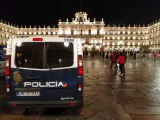 Foto de archivo de un furgón de la Policía Nacional en la Plaza Mayor