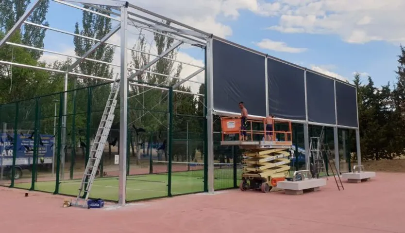 Nueva cubierta con posibilidad de cerramiento de la pista de pádel de Valdelagua en Santa Marta