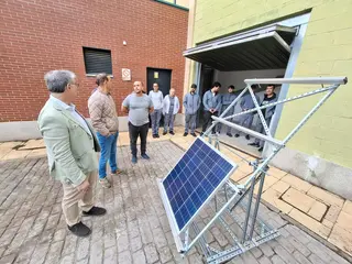 Visita del alcalde y el concejal al taller de empleo en Carbajosa. 