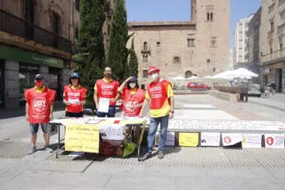 Acampada de CCOO y UGT ante la Subdelegación del Gobierno para denunciar el abandono y los recortes en Correos