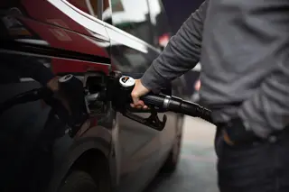 Un varón haciendo uso de una manguera en una gasolinera | Europa Press