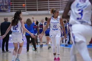 Guirantes recibe la felicitación de Jankovic | FOTO CB AVENIDA