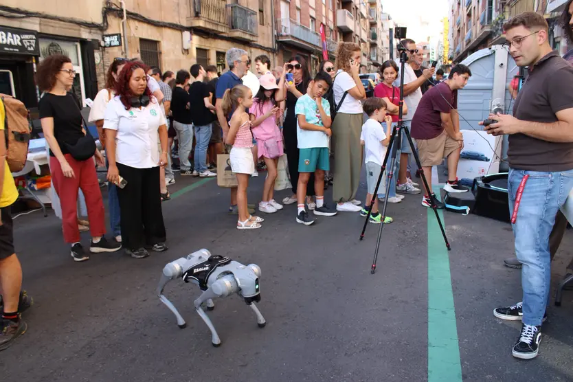 Un perro-robot en la Noche de los Investigadores de la USAL
