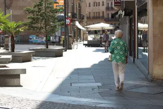 Gente paseando por las calles de Salamanca. Foto de archivo