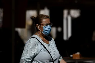 Una mujer camina con mascarilla, en Madrid (España) a 30 de julio de 2020.