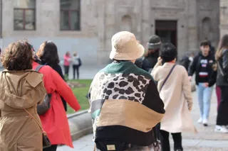 Gente paseando por las calles de Salamanca