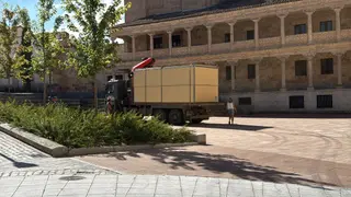 Comienzan a instalarse las casetas de la Feria de Día en la Plaza de San Román. 