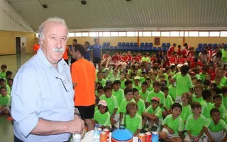 Del Bosque visita a los niños de su Campus destacando los valores del deporte