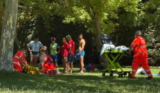 Sanitarios atienden a un menor en la piscina de La Aldehuela (1)
