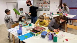 Un momento del taller de ilustración infantil de la biblioteca