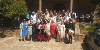 Procesión, ofertorio y danzas populares por los jóvenes del pueblo en Villanueva del Conde