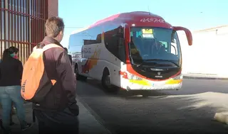 Guijuelo lanza una segunda convocatoria de becas de transporte para estudiantes. Foto de archivo