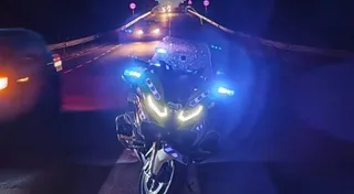 Una moto de la Guardia Civil en el lugar del incidente