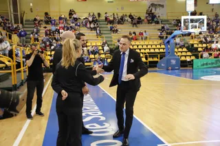 Íñiguez saluda a los colegiados antes del inicio del choque | FOTO SALAMANCA24HORAS.COM