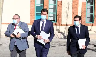 El consejero de Economía y Hacienda y portavoz, Carlos Fernández. Carriedo; el consejero de Sanidad, Alejandro Vázquez, y el consejero de la Presidencia, Ángel Ibáñez, comparecen en rueda de prensa posterior al Consejo de Gobierno | Agencia ICAL