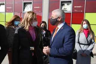 Ana Beltrán, presidenta del PP en Navarra junto con el presidente de la Asociación de Víctimas del Terrorismo en Castilla y León, Sebastián Nogales