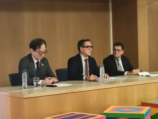 El rector de la Universidad de Salamanca, Juan Manuel Corchado Rodríguez, y el embajador de Japón en España, Hiroshi Yamauchi, presentan las jornadas la V Centenario Escuela de Salamanca y Japón, la impronta económica junto al director del Centro Hispano-Japonés, Abel Flores Villarejo