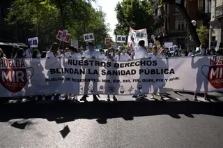 Varios sanitarios sostienen una pancarta en la que se lee 'Nuestros derechos blindan la sanidad pública', durante una manifestación en la que cerca de un millar de médicos internos residentes (MIR)