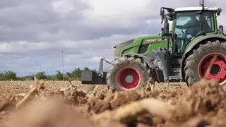 Un tractor en una tierra de cultivo | Europa Press