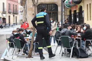 Reportaje con la Policía Local en el turno de tarde para comprobar terrazas y mascarillas.