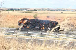 GALERÍA | Un camión con paja se quema en la A-50