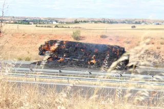 GALERÍA | Un camión con paja se quema en la A-50