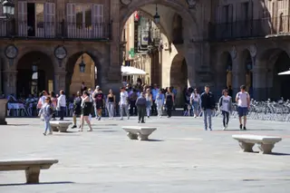 Gente paseando por la Plaza Mayor de Salamanca