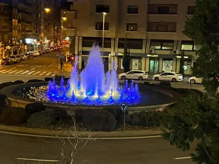 Fuente de la Puerta de Zamora con los colores de la bandera de Ucrania