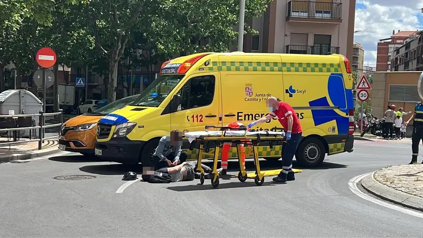 Herido el conductor de un patinete tras chocar contra con un coche en una rotonda de la avenida de Portugal. Foto S24H