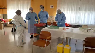 Vacunación en la residencia de la Diputación de Ciudad Rodrigo. | FOTO: ICAL