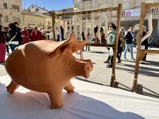 Fiesta del Mondongo en Guijuelo, elaboración de chorizos y degustación. Ayuntamiento de Guijuelo