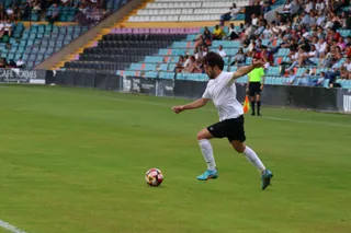 Javi Navas se dispone a disparar en el Helmántico | FOTO ANDREA MATEOS